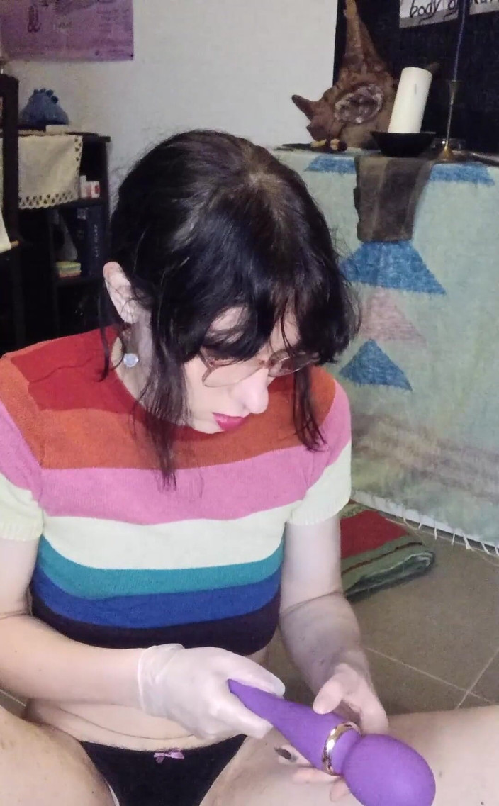 Odette Vesper: Apenas brincando em casa com roupas muito pequenas. Eu vou...