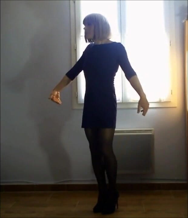 Faustine: Crossdresser Faustine sexy dance.