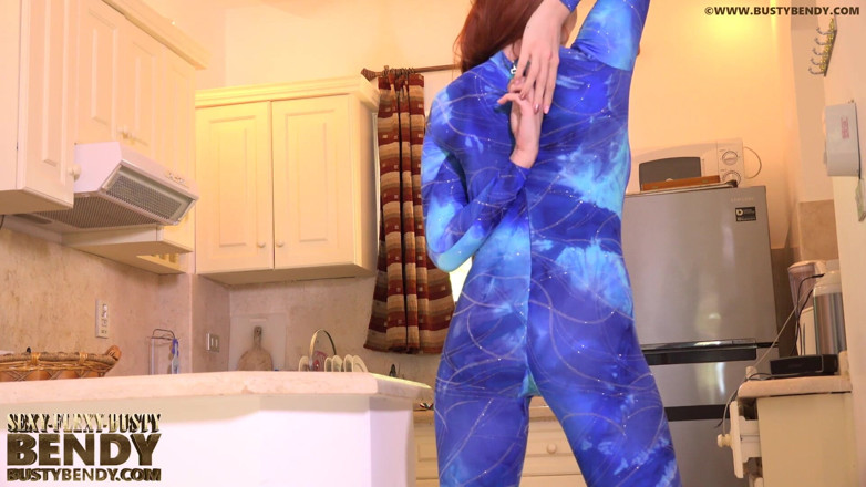 Flexilady: Contorsizione sexy all'aperto