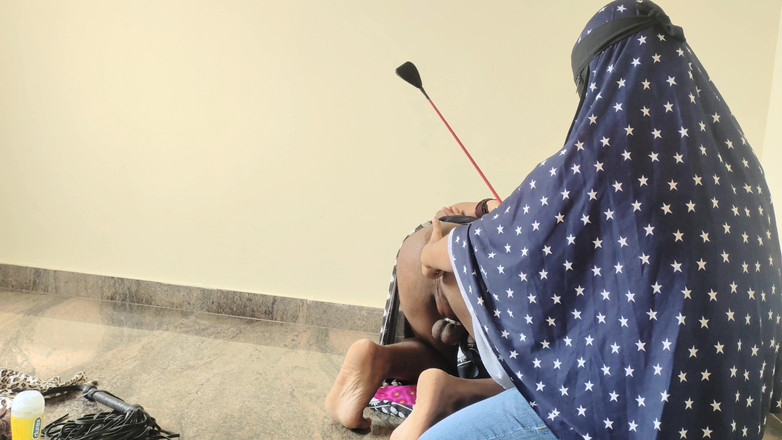 Mrbunty98: Indická femdom paní bičuje zadek a prstí ho a dělá...