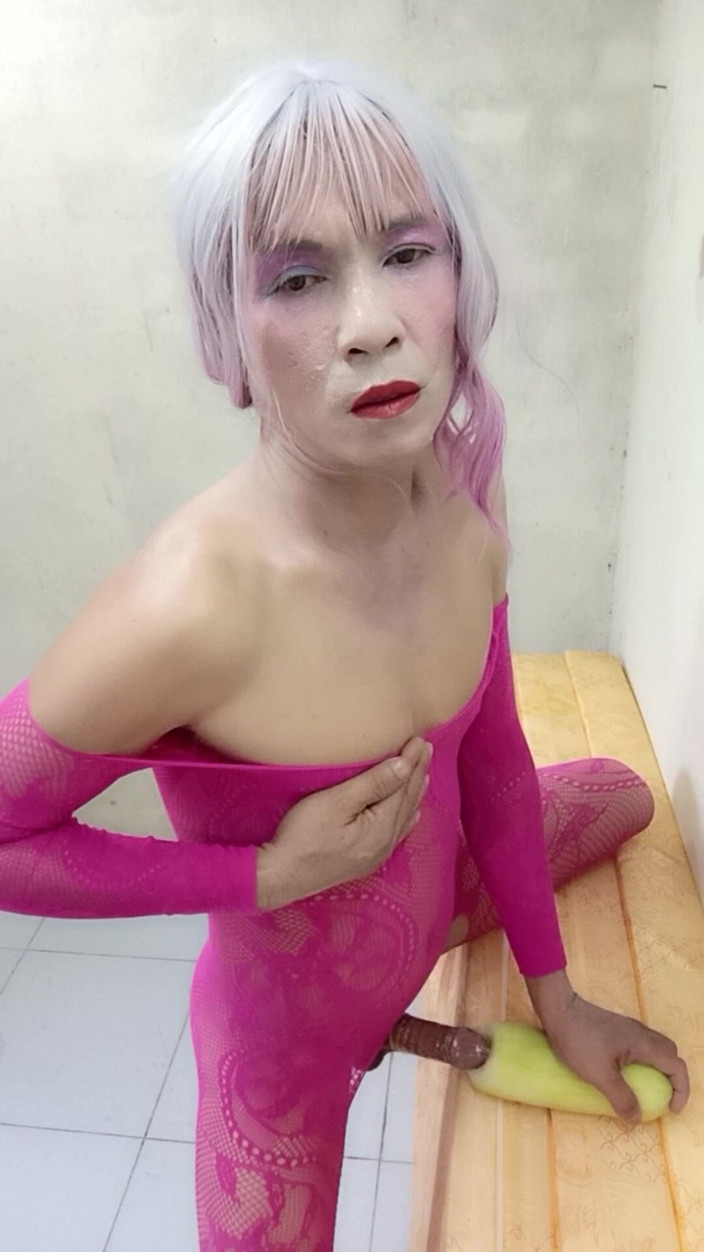 nguyen dang thien tri: Transgênero Oanh Le vestindo roupas sensuais pornô brincando com latas...