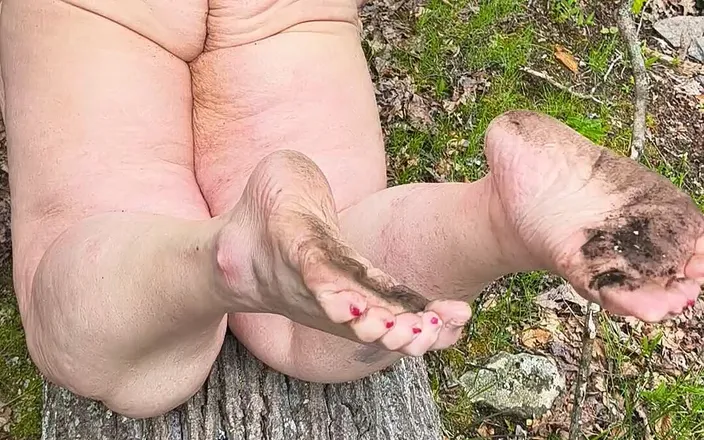 HerculesnVENUS: Naked and Dirty Feet She Knows How to Get You...