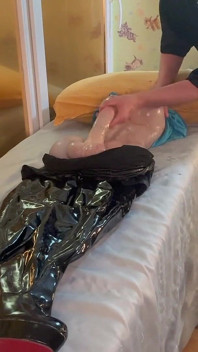 Massaggio e sega alla trans fino alla sborrata