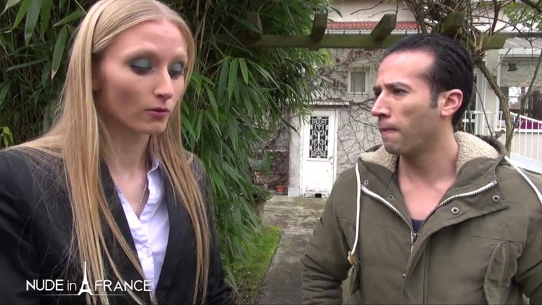Nude in France: O blondă superbă cu părul frumos și lung este de grădinarul...