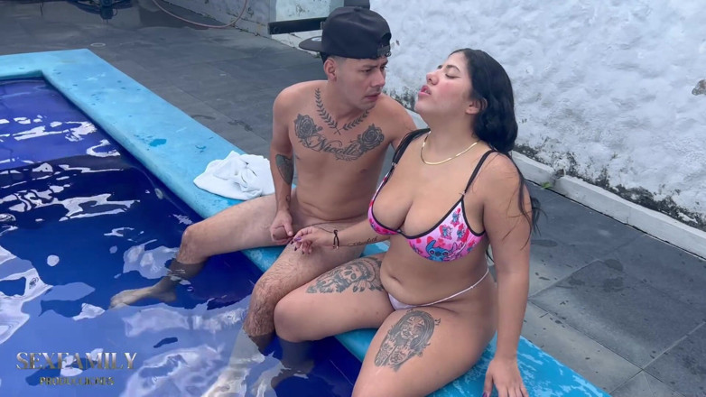 Bigboobssex: Moje indická nevlastní sestra se opaluje u bazénu na slunečný...