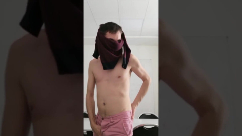 Ridley Dovarez | Gaysight: Un profesor se masturbează în sala goală a elevilor săi