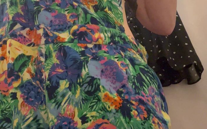 MistressWriggler: Stark bollock à poil en public en essayant de nouveaux vêtements....