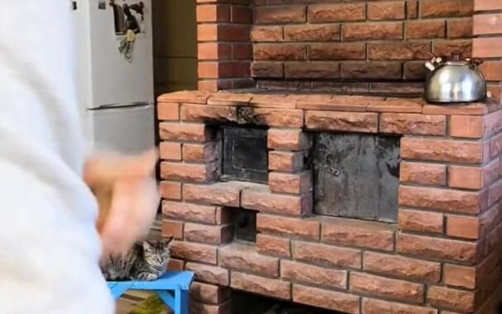 Wanker forever: Masturbando meu pau na madeira perto do fogão
