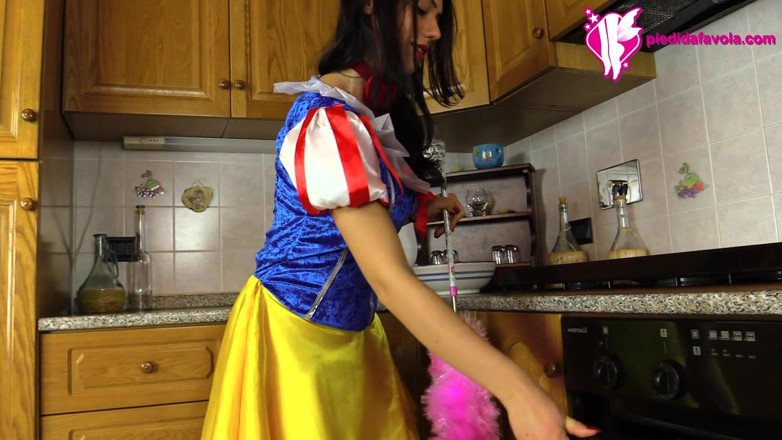 Best Nylon Feet Videos: Gorąca brunetka przebrana w śnieżkę masuje stopy