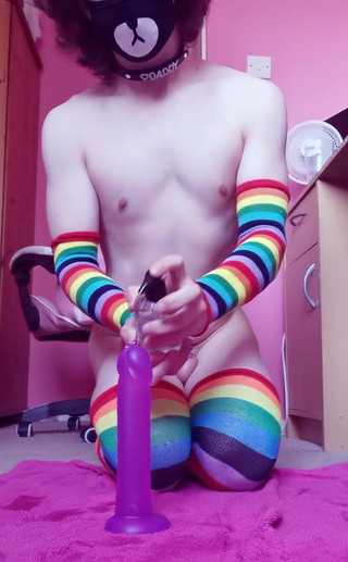 Rainbow Femboy: 使用我的大玩具的3个视频