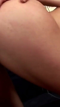 Anal erfahrung, szene-4_horny dünne brünette liebt es, zwei schwänze in sich zu haben