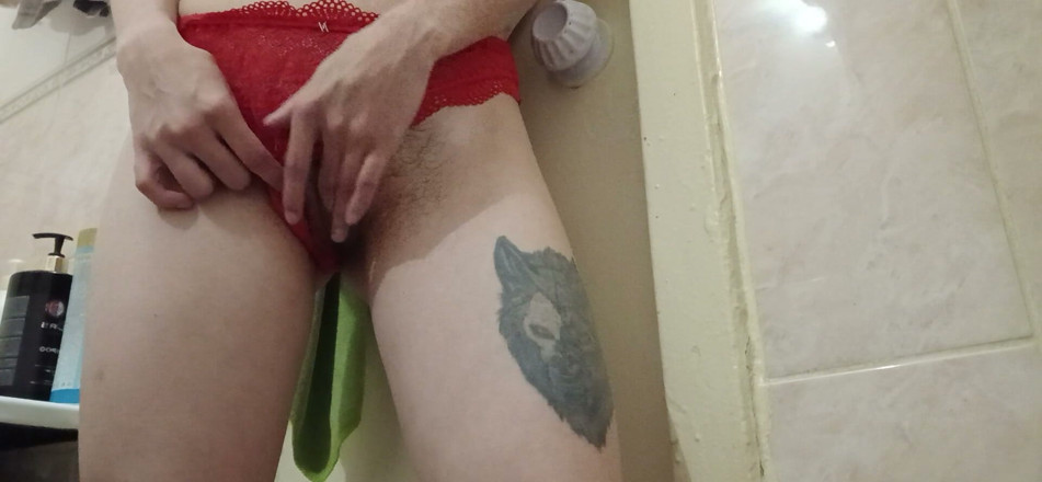 Lesbian-candys: Siswi kurus dengan celana dalam merah lagi asik masturbasi memeknya...