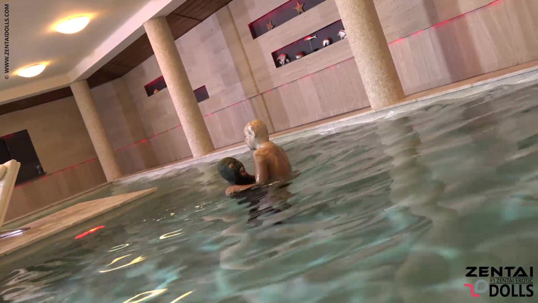 ZentaiDolls: Zwei Zentai-mädchen mit sklavin im pool