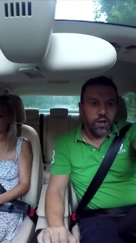 La ragazza sexy ama scopare e pisciare all'aperto