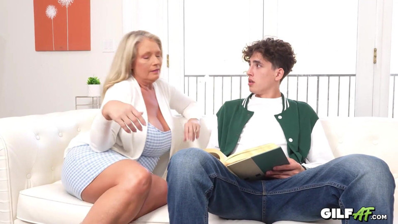 Gilf AF: 老熟女Maddie Cross暴露她巨大的胸部