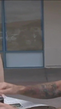 Podniesiona ruda laska uderzyła w swoją małą cipkę