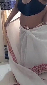 사무실로 갈 준비가 된 새엄마를 따먹어