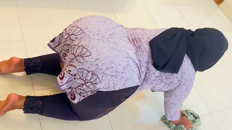 Aria Mia: 그녀가 청소하는 동안 아라비아 미녀의 큰 엉덩이와 거대한 젖탱이와의 예기치 않은 더러운 섹스 - 무제한 정액