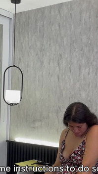Mia moglie mi sorprende a scopare la cameriera e si unisce al trio