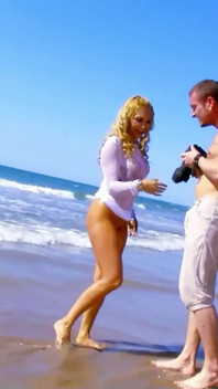 Pemotretan di pantai dengan milf ginger hell - lalu kontolnya dicrot