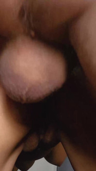 Latina-streberin spielt in ihrem ersten hardcore-porno