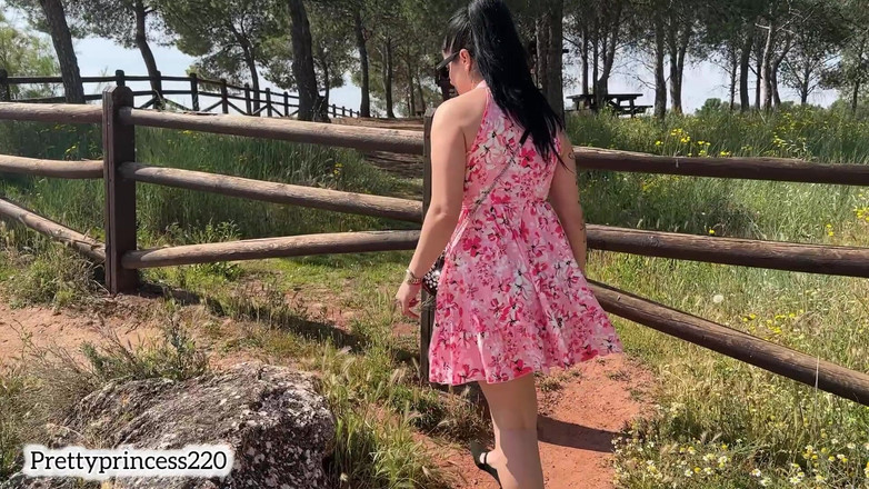 Panfil corina: Lihat apa yang keluar dari bawah skirt saya