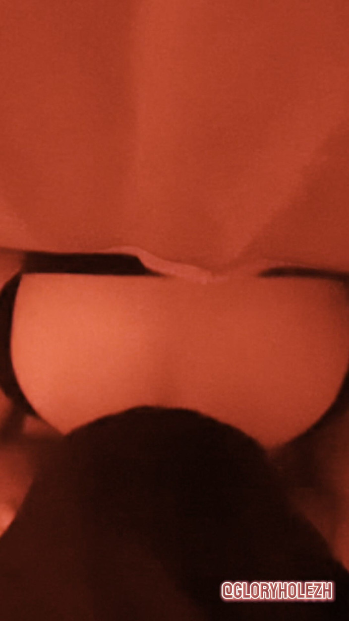 gloryholezh: Arap kurye adam anon oral seks için duruyor ve götümü...