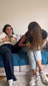 La mia ragazza mi mostra il suo feticcio annusando e massaggiando i miei piedi sudati e sporchi fino all'orgasmo