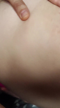 O mamă sexy cu forme are orgasm de la futai pe la spate