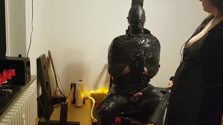 DOMINATRIX6: Folia Bondage Slave Part 2 - Folia klejąca zmumifikowana i obwiążona do...