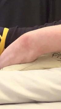 Cspot dostaje napaloną i ma głośny orgazm Oglądając porno na wkładkach dousznych