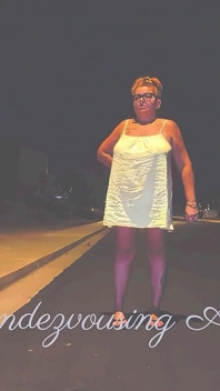 Route Vide, Tard Dans La Nuit, Et Un Couple Nu !