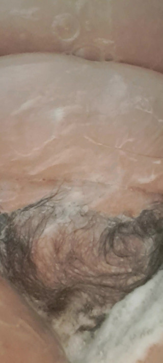 Mommy big hairy pussy: Islak sabunlu memeli ve amcıklı olgun orta yaşlı seksi kadın...