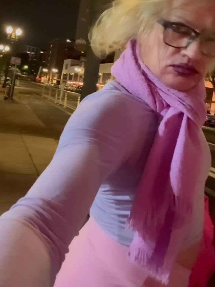 CindieLove: Une tapette sexy du centre-ville se fait enculer par un...