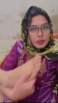 Bonita transgênero com os pés