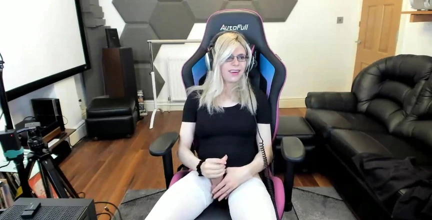 KelseyCobalt: これは、チンポを出して女装している私の長いショーです。