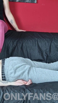 Massagem nas costas oleosa com pés amadores quentes