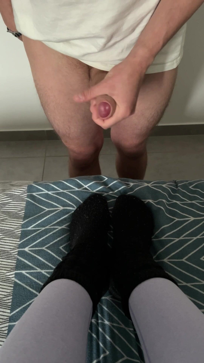 Frenchsockjob: После спорта... Мои черные сучки привлекли его внимание
