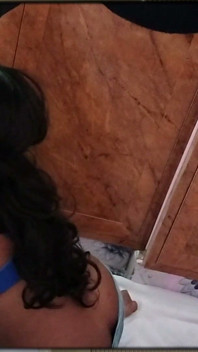 Priya Akka bermain dengan rambut dan blowjob mendalam