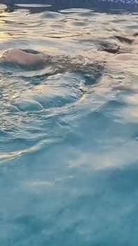Aguantando la respiración bajo el agua en la piscina, masturbación y orgasmo