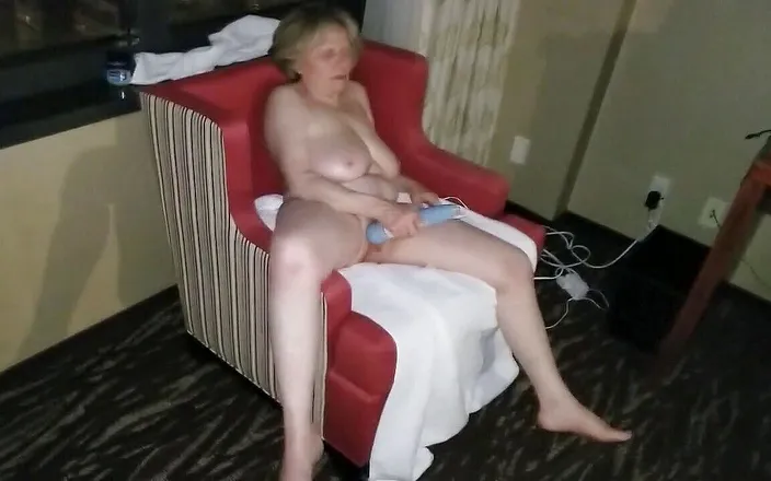 MarieRocks: GILF masturbuje s výhledem na město, část 2