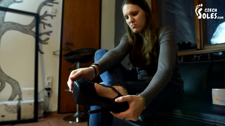 Czech Soles - foot fetish content: Mencuba kasut tumit tinggi di kaki seksinya