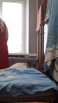 La matrigna bionda seduce la figliastra rossa e la scopa mentre suo marito fa una doccia
