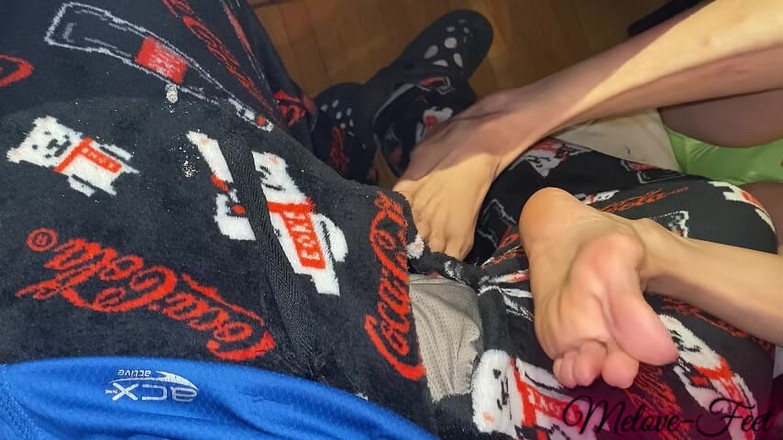 Naelor: Melove will Naelor mit ihren sexy Füßen und langen zehen...