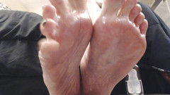 Abby Anna: Крупним планом, товсті змащені зморшкуваті підошви