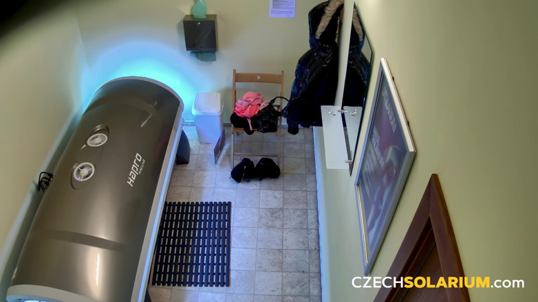 Czech Solarium: Solar ceh 58: Gagica cu părul închis la culoare se dezbracă în solar