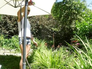Alexa Cosmic: Alexa Cosmic la ragazza trans bagna e wetlook in giardino...