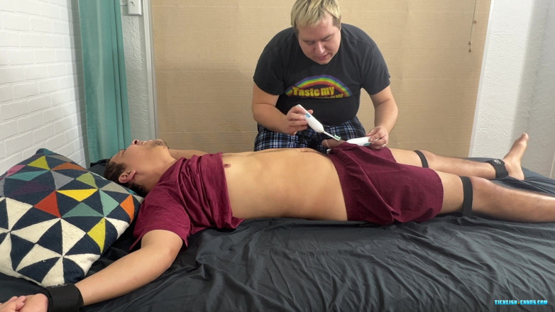 Ticklish Chubs: Sammyný trest lechtání