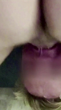 Un vieux Arabe se fait baiser par la bouche d’un jeune serveur dans un complexe hôtelier