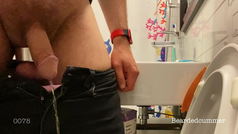 Beardedcummer: Ayah kencing dengan ballstretcher baja berat